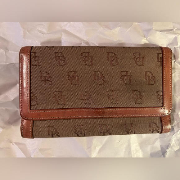 DOONEY & BOURKE Gretta Continental Clutch in leather & signature DB - Picture 1 of 3
